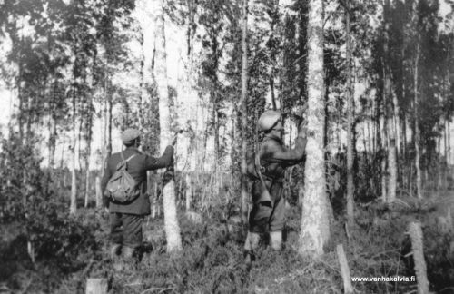 Puita leimaamassa
Hiilipuiden leimausta v. 1943 Hirsimetsässä. Kuva on ottanut Väinö Venetjoki


Keywords: Hirsimetsä