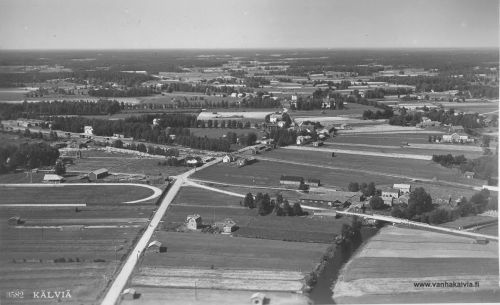 Kälviän kirkonkylä 1930-luvun lopussa
Ilmakuva kirkonkylästä. Kuvausajankohta on ollut 1930-luvun loppu.
