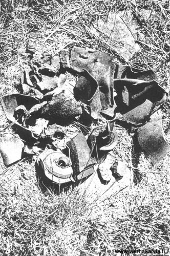 Lentopommin sirpaleet Särkijärven pihassa
Aleksi Särkijärven pihalta kerätyt lentopommin sirpaleet (Kourijärvi 28). Talon seinästä laskettiin 42 reikää. Tarina kertoo, että Särkijärven perheen Helsingissä asuva tytär oli lähettänyt arvokkaan turkkinsa suojaan Helsingin pommituksilta. Turkin kävi kuitenkin huonosti, sillä seinän läpi mennyt sirpale oli tehnyt siihenkin reiän.

Keywords: Kourijärvi Särkijärvi 