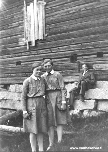 Lotat
Kuvan henkilöt ovat tuntemattomia. Myöskään taustalla olevaa rakennusta ei ole tunnistettu.
