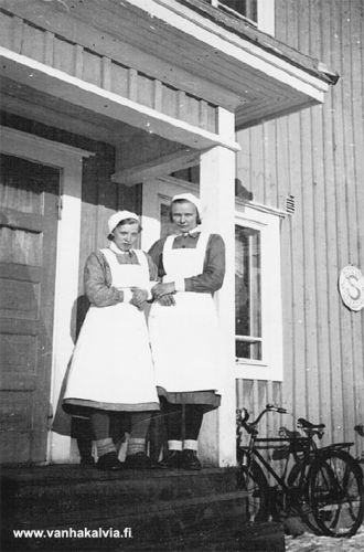 Lottakahvilan portailla
Lottakahvilan portailla vasemmalla Saara Hyyppä (myöh. Torvela) ja Lempi Hakunti (s. 1916, Hakunti 22).
Keywords: Hyyppä Torvela Hakunti