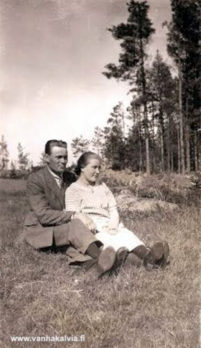 Tuntematon pariskunta
Tuntematon pariskunta luonnonhelmassa mahdollisesti 1930-luvulla tai myöhemmin. Jos tiedät jotain kuvan henkilöistä, lähettäisitkö viestin Vanhan Kälviän sähköpostiin. Kiitos avustasi!
