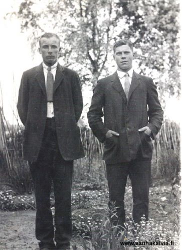 Ville Marttila ja tuntematon
Ville Marttila oikealla. Toinen henkilö tuntematon.
Antti Viljami Marttila, s. 30.9.1892, tunnettiin Kälviällä nimellä "Pikku-Penttilän Ville" (Penttilä 46). Hänen isänsä Erkki Erkinpoika oli Kälviän Marttilan sukua, hän muutti vuonna 1909 Kokkolasta Kälviälle viljelemään Pikku-Penttilän taloa. Talo oli tuolloin Castrenin perikunnan omistuksessa. Marttilat asuivat Pikku-Penttilän pikkutuvassa. Talon päärakennus oli Castrenin "herrasväen" käytössä. Ville meni Kälviällä naimisiin Matilda Pernun kanssa (Pernu 46). Ville lopetti viljelemisen ja muutti perheineen Kokkolaan vuonna 1925. Hänen poikansa Aatos Marttila oli pitkäaikainen kihlakunnantuomari Kokkolassa.
Keywords: Marttila Penttilä Pernu 