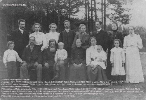 Järven Matintuvan perhe
Kuvassa Matti Iisakinpoika Järven (ent. Riihimäki) ja Maija­ Liisa Matintytär Järven perhettä (Järvi 20). Tämän kuvan ottamisen jälkeen syntyi vielä Hilma Johannalle ja Antille Aina Tyyni (1908­-1989), Lauri Antti (1909-­1931) sekä Ahto Valve (1916-­1984) (Järvi 25). 
Matin ja Maija Liisan pojista Jooseppi, Matti ja Kalle Järvi olivat opettajia. Perhe asui Järven Matintuvassa, joka sijaitsi nykyisten Järvelän puutarhan kasvihuoneiden kohdalla Järvikyläntien varressa. Sitä vastapäätä sijaitsi Järven Juhontupa (Järvi 18). Taloryhmästä on jäljellä enää vanha sauna Järvikylän tien varressa.

Keywords: Järvi Riihimäki Erkkilä Heikkilä Vihijärvi Valkama Kanada Canada