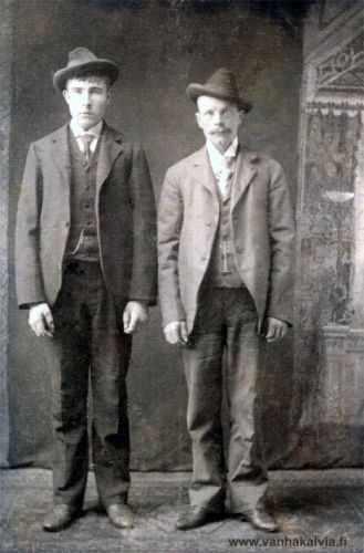 Kaksi Mattia Amerikassa
Vasemmalla Matti Junkkila (Junkkila 16) ja oikealla Matti Hilli. Kuva on otettu Amerikassa.
Matti  Junkkila lähti Amerikkaan vuonna 1900. Hän työskenteli Duluthin rautakaivoksilla, sai USA:n kansalaisoikeudet, mutta palasi takaisin Suomeen 1905.

Keywords: Junkkila Hilli Duluth Minnesota USA 