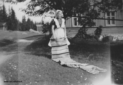 Mattuja puistelemassa
Kuva on otettu Riihimäen talon pihassa ja mattuja puistelee Sofia Riihimäki (s.1885, o.s. Valkama, Riihimäki 13).
Keywords: Riihimäki Valkama