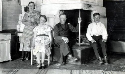 Matti Marttilan perhettä
Kuvassa Matti Marttila lapsiensa kanssa (Marttila 27). Vasemmalla Sisko (s. 1912, myöh. Krekilä), tuolilla istuu Liisa (s. 1922, myöh. Tervola) ja oikealla Lauri (s. 1918). Kuva on ehkä 1930-luvun puolivälistä.

Keywords: Marttila Krekilä Tervola