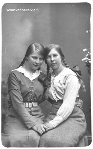 Lempi Kippo ja Meimi Pelttari
Kaverikuvassa rippikouluikäisiltä vaikuttavat Lempi Kippo (s. 1894, myöh. Valkama, Kippo 22) ja Meimi Pelttari (s. 1899, Kerola 27). Lempi avioitui opettaja Aatu Valkaman kanssa (Valkamaa 16) ja Meimi lähti vuonna 1925 isänsä kanssa Amerikkaan, jonne jäi pysyvästi. 
Keywords: Kippo Pelttari Valkama USA