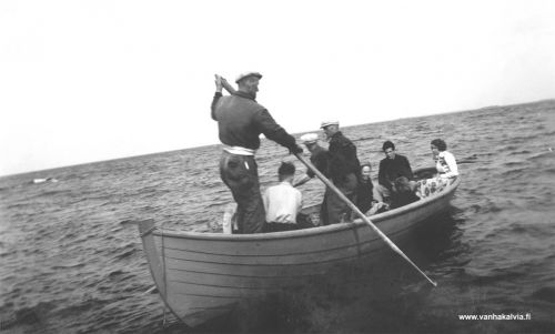 Syväjärveläiset lähdössä Poroluotoon
Syyssunnuntain puolukkaretkeläiset ahtautumassa veneeseen. Kapteenina Alfred Matinjussi. 
Keywords: Syväjärvi Matinjussi Matjussi