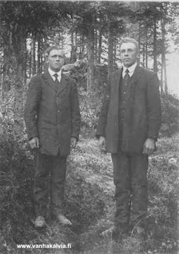 Tuntemattomat
Kaksi nuorta miestä metsäisessä maisemassa. Ketä he ovat? Laita tunnistustietoja sähköpostilla osoitteeseen outi.jarvi (at) gmail.com. Kiitos avustasi!
