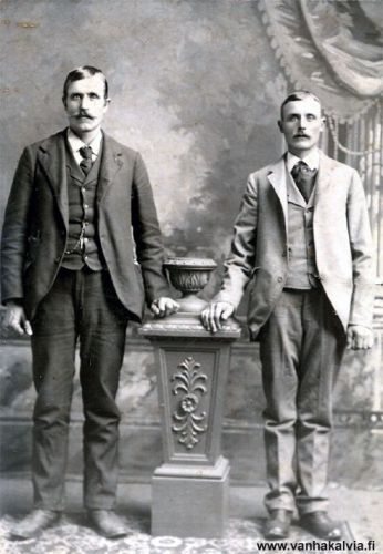 Tuntemattomia Amerikasta
Kuvauspaikka on Virginia, Minnesota.
If you can identify the persons in this photo, would you please contact us with the information. 

Keywords: Virginia Minnesota USA 