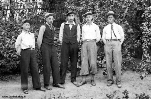 Ruotsalon nuoret miehet
Kesällä 1935 on Heikkiniemessä otettu kuva Ruotsalon Järvikylän nuorista miehistä. Vasemmalla on Leevi Pohjoismäki (Karhulahden mäkitupa 2), sitten on Janneksen Aimo eli Hakuntin Aimo (Hakunti 23), Myllylän Iska eli Ilmari (Karhulahden mäkitupa 3) ja seuraavana mahdollisesti Pohjoismäen miehistä Pentti, joka on kuollut v. 1947 ja on haudattu veteraanimatrikkelin mukaan Kokkolan sankarihautaan (Karhulahden mäkitupa 2). Oikealla on Porrin Viljo (Porri 23). Junnolan Otto on toiminut kuvaajana.

Keywords: Pohjoismäki Hakunti Myllylä Porri Junnola 