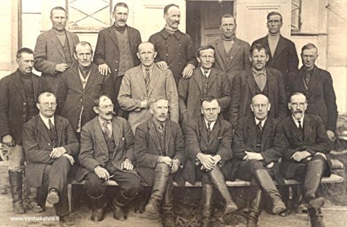 Luottamusmiehiä ?
Olisikohan kuvassa kunnanvaltuuston jäseniä tai muita luottamusmiehiä?  
Eturivissä vasemmalta oikealle: tunnistamaton, Matti Parpala, J. O. (Oskari) Karhulahti (Karhulahti 27), Antti Salo (Hilli 18) ja K. A. (Aatu) Tuunala (Tuunala 27). 
Keskirivissä: Ens. vasemmalta Rikhard Passoja (Passoja 33), viides vasemmalta  Jalmari Herlevi (Rimpioja 24). 

Entä muut miehet, ketä he ovat? Jos tunnistat henkilöitä tai kuvauspaikan,  lähettäisitkö viestin osoitteeseen outi.jarvi (at) gmail.com. Kiitos avustasi!
Keywords: Salo Karhulahti Tuunala Passoja Herlevi Parpala