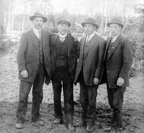 Kippon ja Porkon miehiä
Vasemmalla Antti Emil Kippo (s. 1885, Kippo 23), Alfred Porko (1886-1952, Porko 13), mahdollisesti Fritiof Kippo (1893-1918, Kippo 23), Ilmari Porko oikealla (1896-1983, Porko 13).
Keywords: Kippo Porko