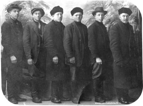 Ruotsalon miehiä 
Vasemassa laidassa näyttäisi olevan Aatu (Otto Adolf) Järvi (Järvi 23). Hänen vieressään on Kuusiniemen Einon näköinen mies (Matinjussi 22). Kolmantena vasemmalta lienee Eemil Palola ( s. 1898, Palola 2). Toisena oikealta mahdollisesti Aatun veli Ensti Järvi (s. 1899, Järvi 23), joka meni Kanadaan vuonna 1923. Hän kuoli Vancouverissa 1966. Muut miehet vielä tunnistamatta.
Keywords: Järvi Kuusiniemi Matinjussi Palola Kanada Canada Vancouver