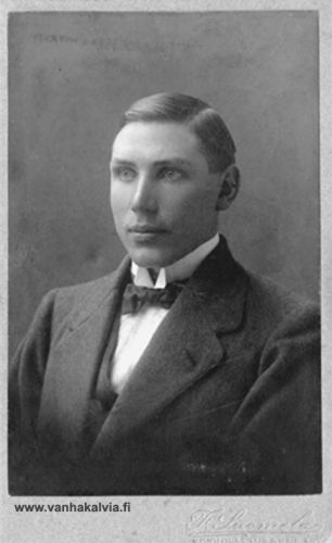 Fritiof Kippo 
Kuvassa on Fritiof Kippo (1893-1918, Kippo 23). Fritiof oli Vöyrin sotakoulun 5. kompp. sotilas ja osallistui vapaussotaan. Hän haavoittui 28.3.1918 Tampereella ja kuoli 1.4.1918 Jyväskylän sairaalassa.
Keywords: Kippo 