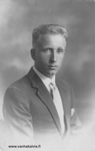 Niilo Mansikkamäki
Kuvassa on Niilo Arvid Mansikkamäki (1905-1961, Syväjärvi 18). Niilo lähti vuonna 1927 Australiaan ja jäi sinne pysyvästi. Hän on lähettänyt kuvansa kotimaahan läheisilleen "tervehdyksenä kaukomailta". 
