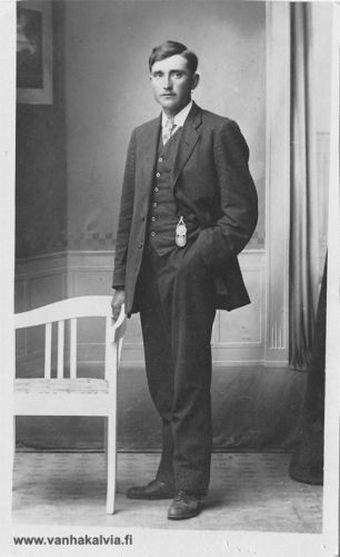 Tuntematon henkilö 
Kuva on otettu Kokkolassa, mutta henkilöstä ei ole tietoja. Olisiko hän Ruotsalolta? Komeat kellonperät roikkuvat taskusta - onkohan kello hankittu Amerikan reissulla? Kuva on peräisin Riihimäen talon kuva-albumeista.
Keywords: Riihimäki