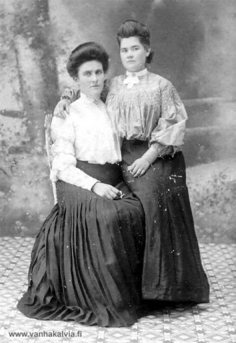 Äiti ja tytär (?)
Kuva on otettu Amerikassa, luultavasti kuvauspaikka on Hibbing, Minnesota.
Keywords: Hibbing Minnesota USA 