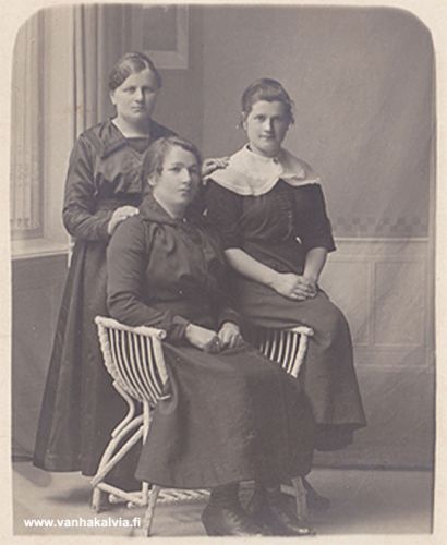 Mari Porko ja kaksi tuntematonta
Kuvassa on Eetu (Erik) Porkon vaimo Mari (aikaisemmin Pelttari, o.s. Saarala). Nuorempien naisten nimet eivät ole tiedossa. Jos tunnistat henkilöitä, lähettäisitkö viestin osoitteeseen vanhat.kuvat@vanhakalvia.fi. Kiitos avustasi!
Keywords: Porko Saarala Pelttari