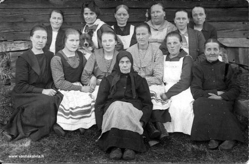 Kykyrinkylän (Porkolankylän) naisia, kuva 2
Takana vas: Lilja Mäkelä (Mäkelä 28), Mari Mäkelä, Alina Porkola (1885-1925, Porkola 24), Iida Nurila (o.s. Kotkamaa, Nurila 27), Fanni Porkola (Porkola 25) ja oikealla Lyyti Porkola.
Edessä vas. Edla Porkola (Porkola 23), Impi Kykyri (Kykyri 29), Impi Porkola (Porkola 27), Aili Kykyri (Kykyri 28), Tyyne Järvi (Järven mt), Lankeliinin tummu (Kykyri 26).
Keskellä "Kummi" Brita Kaisa Mäkelä (Mäkelä 19).
Vanhan Kälviän galleriassa on toinen samanlainen kuva, jossa yksi naisista on leikattu kuvasta pois. Katso myös kuva "Alina Porkolan hautajaiset 1925".
Keywords: Mäkelä Porkola Kykyri Järvi Langelin