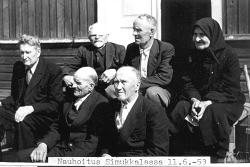Tarinankertojat 1953
Keski-Pohjanmaan Maakuntaliitto keräsi 1953 vanhojen tarinankertojien haastatteluja Kälviältä. 
Kuvassa ylhäällä vas. side silmillä Antti Maunumäki (s. 1865, Maunumäki 39) ja keskellä Odert Korpijärvi (s. 1889, Korpijärvi 19), oikealla Ida Nurisalo eli "Riipun Iita" (s. 1874, Nurisalo 4). 
Alhaalla vas. Matti Saarala (s. 1872, Saarala 29), keskellä Antti Adolf (Aatu) Pietilä (s. 1883, Pietilä 30) ja oikealla Eemi Uusimäki (s. 1878, Uusimäki 2)
Keywords: Maunumäki Korpijärvi Nurisalo Saarala Pietilä Uusimäki