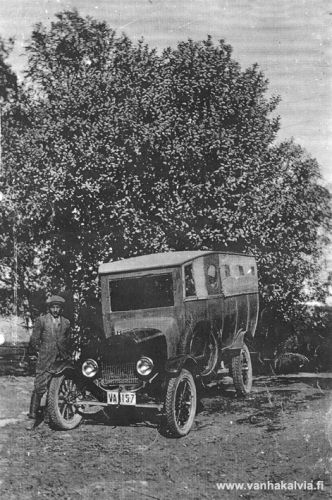 "Kivelän navetta"
Kivelän Hugon Fordia kutsuttiin aikanaan Kivelän navetaksi. Nimityksen alkuperä ei ole tiedossa. Olisiko se tullut siitä, kun auton koppi täysin palvelleena poistettiin käytöstä ja vietiin pellon laidalle lampaiden suojaksi? Vai oliko nimi jo aikaisempaa perua? Sitä ei tarina kerro. Vastaavanlainen "Ullavan navetta" liikkui maanteillä samoihin aikoihin, joten ehkäpä nimitykset oli annettu heti autojen tullessa käyttöön.
Hugon auto oli vuosimallia 1925 ja sillä ajettiin Kokkola-Kälviä väliä toripäivisin, kierrettiin Ruotsalonkin kautta. Auton sai myös tilauksesta. Sisälle mahtui 15 matkustajaa kopin laitoja kulkeville penkeille ja huippunopeus oli 40 km/h. Auto oli aikanaan maksanut 25.000 - 30.000 mk sen ajan rahaa. Se määrättiin myöhemmin viranomaisten taholta ajokieltoon huonojen jarrujen takia. Syytä olikin, sillä autossa oli vain pelkkä käsijarru. Vaihteita oli kaksi ja lisäksi pakki. Vaihteet vaihdettiin polkimella, jossa oli pykälät 1 ja 2 vaihteille, ja vaihdetta oli painettava jalalla koko ajan. Autossa oli magneettokäynnistys veivillä. Jos sattui, ettei autolla päässyt mäkeä ylös, onnistui mäen ylitys peruuttamalla. Bensansyöttö tapahtui niin, että peruuttamalla auto jaksoi kulkea.
Keywords: Kivelä