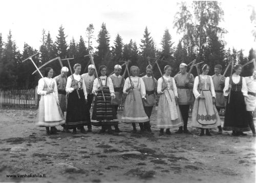 "Niittytanssi"
Ruotsalon raittiusseura Salonkukan tanhuryhmä esittämässä "Niittytanssia".  Kuvaaja on ollut Kalle Järvi ja otos on vuodelta 1906. Reunimmaisena oikealla opettaja Aino Leino, yksi Salonkukan perustajajäsenistä. Seuraava nainen on hänen siskonsa. Vaaleahiuksinen tyttö keskellä on Feemia Järvi (myöh. Kippo, Järvi 23). Vasemmassa reunassa on Maria Kippo (myöh. Hakunti, Kippo 23). Miehistä 3. vas. on varmaankin Jannes Hakunti (Hakunti 23) ja 5. vas ehkä myös Hakuntin miehiä, veljeksistä joko Efer tai Jooseppi (Hakunti 18). 

Ketähän muut esiintyjät mahtavat olla? Jos tunnistat henkilöitä, lähettäisitkö tietoja Vanhan Kälviän sähköpostiin. Kiitos avustasi!

Keywords: Leino Kippo Järvi Hakunti 