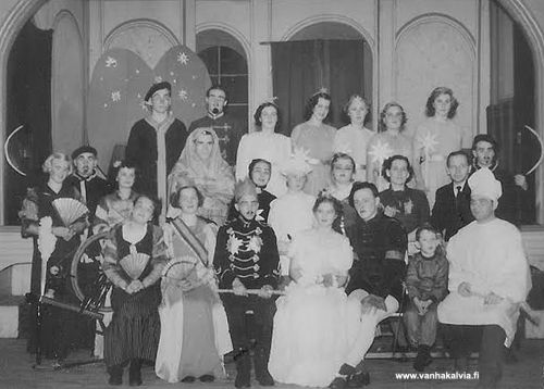 "Prinsessa Ruusunen" kansanopistolla 1953
Kälviän kansanopistolaiset harjoittivat  lähes joka vuosi  näytelmän, jota käytiin esittämässä myös Kälviän ulkopuolella. Tässä Topeliuksen näytelmän ”Prinsessa Ruusunen” esittäjät yhteiskuvassa  vuonna 1953. Kuvasta löytyvät ainakin Hellen Rutanen, Aune Taipale, Unto Lahti, Paula Teerikangas, Hannu Isohanni, Sisko Taipale, Helge Hautakoski, Anja Salmela, Maila Autio, Pertti Kuutti, Pirkko Tofferi, Leila Muuraiskangas sekä Jorma, Antti ja Liisa Tuomi-Nikula.
Näytelmän esitykset olivat aina loppuunmyytyjä, koska televisiota tai nettiä ei vielä ollut kilpailemassa ihmisten vapaa-ajasta.

Keywords: Tuomi-Nikula Rutanen Taipale Lahti Teerikangas Isohanni Taipale Hautakoski Salmela Autio Kuutti Tofferi Muuraiskangas Junnola