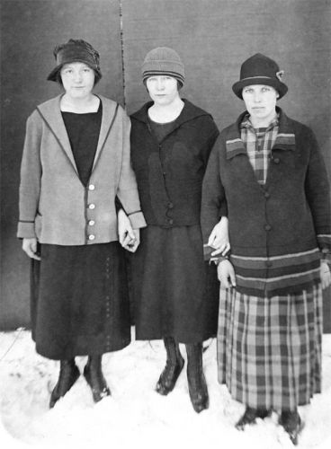 Kolme neitoa
Kuvassa vasemmalla Jouki Kaurola (s. Laine), Anni Karjalainen (s. Laine) ja oikealla Nasto Laine (s. Lipkin, Mattila, Kesäniemi 2).
Keywords: Kaurola Laine Karjalainen Lipkin 