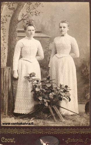 Tuntemattomia neitoja
Olisiko kyseessä rippikuva vai miksi on pukeuduttu hienoihin pitsimekkoihin? Neitojen nimet eivät ole tiedossa, mutta olisivatkohan he Riipan sukua. Vasemmanpuoleinen tyttö muistuttaa ehkä hieman Lempi Rinelliä, joka oli Matti ja Susanna Riipan tytär (Riippa 19). Kuvauspaikka on ollut Astoria, Oregon. 
Jos tiedät jotain kuvaan liittyvää, ottaisitko yhteyttä sähköpostitse vanhat.kuvat@vanhakalvia.fi  Kiitos avustasi! 
If you know something about this photo, please contact us by email vanhat.kuvat@vanhakalvia.fi

Keywords: Riippa Rinell Purtilo Hedman Astoria Oregon SalmonCreek Washington USA