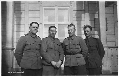 Sotilaita mahdollisesti Kälviän asemalla
Vasemmalla Veikko Hyyppä, Martti Lassila, Artturi Ero, oikealla tuntematon. Talon seinustan kyltissä lukee posti. Olisiko kuva Kälviän asemarakennuksen luona otettu? Tuntematon henkilö voi mahdollisesti olla asemamies.
Keywords: Hyyppä Lassila Ero
