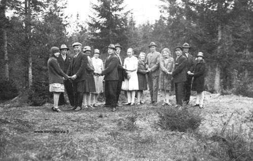 Nuorta väkeä
Nuorisoa 1920-luvun lopulla. Vasemmalta 4. Aini Hankaniemi (m. Jokela, Hassinen 24) Ridankylästä ja oikealta 5. Martti Jylhä. Muiden nuorten nimet eivät ole tiedossa. Ovat mahdollisesti Miekkojasta.


Keywords: Hankaniemi Jokela Jylhä