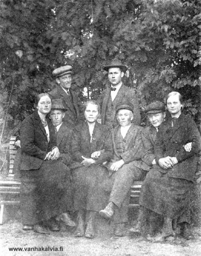 Tuntemattomia nuoria
Vas. Vilma Siirilä (s. 1898, Siirilä 20), vieressä Alarik Koskela (s. 1894, Koskela 19) ja hänen takanaan Lauri Koskela (Koskela 20). Edessä keskellä istuu Elsa Koskela (s. 1900, Koskela 18) ja Elsan vieressä 3. oikealta Eino Uusitalo (s. 1895, Uusitalo 22). Muut kolme oikeanpuoleista ovat vielä tunnistamatta.
Jos tiedät jotain kuvaan liittyvää, lähettäisitkö tietoja osoitteeseen outi.jarvi (at) gmail.com. Voit myös ottaa yhteyttä Kälviän kotiseutuyhdistykseen. Kiitos avustasi!
Keywords: Uusitalo Siirilä Koskela