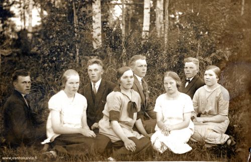 Kirkonkylän nuoria
Kuvassa taaempana oikealta lähtien ovat Elli (s. 1904), Auno (s.1902), Yrjö (1906-1941) ja Ilmari Koittola (s. 1908) (Penttilä 41). Edessä toisena oikealta on Alli Pernu (s. 1900, Pernu 49) ja vasemmanpuoleisin on Anna Koskela (s. 1906, myöh. Hukari, Koskela 18). Tunnistamatta vielä keskellä edessä oleva neito ja vasemmanpuoleisin nuorimies. Jos tiedät, ketä he ovat, lähettäisitkö tietoja osoitteeseen outi.jarvi (at) gmail.com. Voit myös ottaa yhteyttä Kälviän kotiseutuyhdistykseen. Kiitos avustasi!
Keywords: Koittola Pernu Hukari Koskela