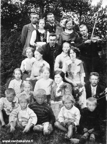 Penttilänmäen lapsia ja nuoria 1912
Ollaankohan juhannusta viettämässä? Vuosi on joka tapauksessa 1912. Kuvassa mm. Oskari Penttilä viuluineen (Penttilä 32) ja keskellä tummassa puvussa Otto Penttilä (Penttilä 31). Kuvan etummaiset nuoret naiset ovat vas. Esteri (Penttilä 27) ja oik. Lyydia Penttilä.
Kuvassa keskellä on myös Ensi Riippa, joka oli liikemies Fritiof ja Matilda Penttilän tytär. Perhe käytti nimeä Riippa (Penttilä 38). Tyttö ylhäällä vasemmalla on Sylvi Tapio (ent. Renell, sittemmin Tattala, Penttilä 40). Otto Penttilästä oikealla on Maria Tapio (s. Penttilä, ent. Renell, Penttilä 40). Poika edessä vasemmassa laidassa on Pentti Tapio (ent. Renell, Penttilä 40), hänen takanaan oik. Helmi Tapio (ent. Renell, sittemmin Holmlund) ja vas. Saimi Tapio (ent. Renell, sittemmin Penttilä).

Muita henkilöitä ei vielä ole tunnistettu. Lähettäisitkö tietoja osoitteeseen outi.jarvi (at) gmail.com. Voit myös ottaa yhteyttä Kälviän kotiseutuyhdistykseen. Kiitos avustasi!



Keywords: Penttilä Riippa Tapio Renell Holmlund Tattala