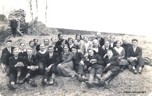 Ridankylän nuoria
 Edessä vas. Aimo Hassinen, Toivo Koskinen, Sylvi Rita, Veikko Herronen, Tyyne Herronen (Plusisaari), Aati Herronen, Lauri Peltoniemi, Vilho Hankaniemi. Toinen rivi vas. Aimo Peltoniemi, Sally Kotkamaa (Ådahl)?, Elsa Andersson, tuntematon, tuntematon, tuntematon, takana Heikki Keisanen, Valma Saari?, Taimi Peltoniemi (Uusitalo), Helli Rita (Herronen), tuntematon, Ingrid Hassinen (Ainila), Edvin Laakso, ? Kotkamaa, Veikko Haapaniemi. Takana Veikko Rita, Linnea Peltoniemi (Hassinen), Hugo Hassinen.
Keywords: Hassinen Koskinen Rita Herronen Peltoniemi Hankaniemi Kotkamaa Andersson Keisanen Saari Haapaniemi 