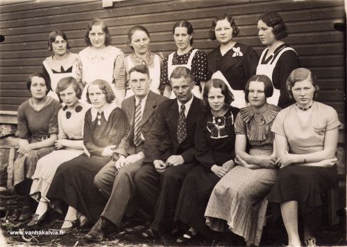 Passojan nuorisoseuran väkeä
Passojan nuorisoseuralaiset kuvassa. Kuvaajana on toiminut Jukka Hakala ja luultavasti kuvausajankohta on ollut 1930-luvulla. Alarivi: 1. vas. Ellen Kakkuri os. Leppälä, 3. Elvi Honkimaa, 4. Viljo Tervola, 5. Pauli Rahkonen, 7. Kerttu Leppälä, 8. Onerva Hirsikangas os. Passoja. Ylärivi 2. vasemmalta Helvi Tainio os. Peitso, 3. Ellen Leppälä, 4. Lempi Roimas, 2. oik. (kukkakoru rinnassa) on Aili Esteri Passoja (s. 4.3.1920, Passoja 26). Aili Esterin vanhemmat olivat  Kalle (s.11.2.1876) ja Elsa Passoja (e. Rantala s. 6.9.1900).  
Keywords: Passoja Rantala Kakkuri Leppälä Honkimaa Tervola Rahkonen Hirsikangas Tainio Peitso Roimas