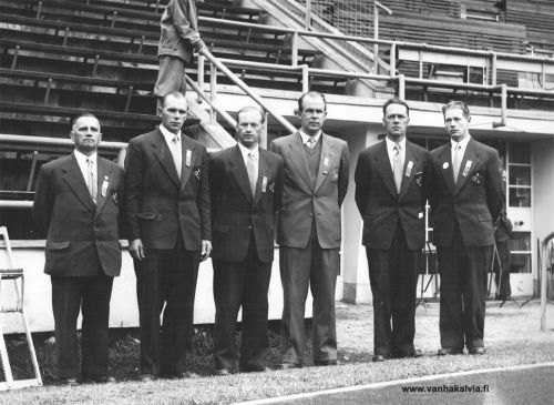 Helsingin olympialaisten toimitsijoita
Kuvassa keskipohjalaiset, jotka olivat toimitsijoina 1952 Helsingin olympialaisissa. Vasemmalta Valfrid Ventonen (Kannus), Martti Hirvi (Kälviä, kotoisin Lohtajalta), tuntematon, Jukka Uunila (Kuortane, Himanka), Matti Manner (Kokkola, Kälviä) ja Seppo Savolainen (Kaustinen, Lahti).

Keywords: Ventonen Hirvi Uunila Manner Savolainen Kannus Lohtaja Himanka Kokkola Kaustinen