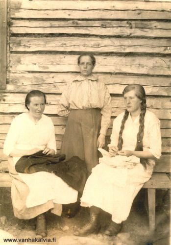 Ompeluopissa
Tyttäret ompeluopissa Ruotsalolla Kraatari-Iitalla (Ida Johanna Järvi, s. 1875, Järvi 20). Kraatari-Iita oli taitava ja pidetty ompelija. Hän asui Kinnarilla sisarensa Hilman kanssa. Iita on kuvassa keskellä. Vasemmalla Ellen Matjussi (s. 1892, m. Riihimäki, Matinjussi 19). Oikealla oleva neito on vielä tunnistamatta. 


Keywords: Järvi Matinjussi 