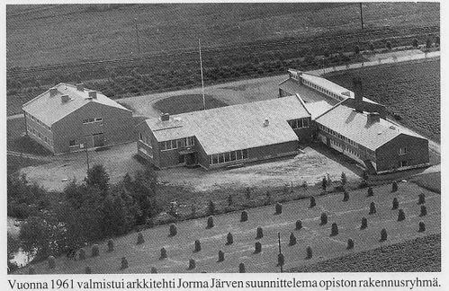 Keski-Pohjanmaan kansanopisto Kälviällä
Keski-Pohjanmaan kansanopisto on kuulunut Kälviän elämään vuodesta 1948 alkaen. Kuva uudesta opistoalueesta on rakennusten valmistumisvuodelta 1961. Sitä ennen kansanopisto toimi Simukkalan pappilarakennuksessa. Kuva on peräisin Antti ja Liisa Tuomi-Nikulan kirjasta "Nuoruus haluaa tiedon" (julkaistu vuonna 1993).
