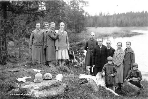 Pääjärven rannalla
Maunumäen naisosasto retkellä Pääjärven rannalla. Vasemmalla Fanni Maunumäki (Maunumäki 38) ja oikealla Nasti Laine tytärten Annin ja Maijan kanssa (Mattila, Kesäniemi 2). Toiset tunnistamatta.

Pääjärven rannalla oli aikaisemmin tanssilava, joka purettiin Pääjärven kanavan kaivuun aikoihin. Jos tiedät jotain kuvaan liittyvää, lähettäisitkö tietoja osoitteeseen outi.jarvi (at) gmail.com. Voit myös ottaa yhteyttä Kälviän kotiseutuyhdistykseen. Kiitos avustasi!


Keywords: Maunumäki Laine