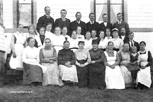 Pappilassa
Kälviän pappilan pihalla 1910-luvulla otettu kuva.  Takana vasemmalla kanttori Kuusela, pastori Kaukovaara, saarnaaja Sakari Lassila, saarnaaja Honkimaa, kirkkoväärti Mäkelä ja tunnistamaton.

Eturivin ja keskirivin henkilöt tunnistamatta. Laittaisitko tietoja osoitteeseen outi.jarvi (at) gmail.com. Voit myös ottaa yhteyttä Kälviän kotiseutuyhdistykseen. Kiitos avustasi!

Keywords: Kuusela Kaukovaara Lassila Honkimaa Mäkelä