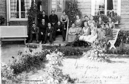 Kälviän pappilassa (?)
Kesäisessä ryhmäkuvassa istumassa naisten rivistössä 4. oikealta Kumpulan pappilassa piikana ollut Jenny Nevanperä (myöh. Koskela). Kuva mahdollisesti otettu v. 1932 Kälviällä. Ketähän kuvassa on ja missä se on otettu, pappilassa vai muualla?
Keywords: Nevanperä Koskela