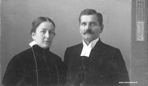 Jalmari ja Edla Vuorela
Kuvassa ovat Jalmari Nikolai Vuorela (Tampereelta) s. 11.11.1878 ja puolisonsa Edla os. Jussila (Längelmäeltä) s. 8.6.1882. Vuorela oli Kälviän kappalaisena vuosina 1912-1914 ja vt. kirkkoherrana 1914-1917. Heidän Kälviällä kuolleen pienen tyttärensä hautamuistomerkki on hautausmaan vanhassa osassa kappelin etupuolella vasemmalla, käytävän varressa.

Keywords: Vuorela Jussila Tampere Längelmäki 