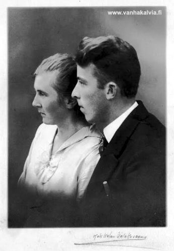 Tuntematon pariskunta vuodelta 1929
Kuvan takana lukee ’Otettu 9.11.29’. Muuta kuvasta ei tiedetä. Jos tiedät kuvan henkilöistä jotain, lähettäisitkö viestin Vanhan Kälviän sähköpostiin. Kiitos avustasi!
