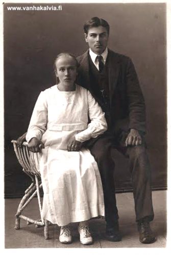 Tuntematon pariskunta
Nuoripari on käynyt valokuvassa luultavasti Kokkolassa. Ajankohta on 1920-luvun tienoilla. Jos tiedät henkilöistä jotain, laittaisitko viestin osoitteeseen outi.jarvi (at) gmail.com.  Kiitos avustasi!
