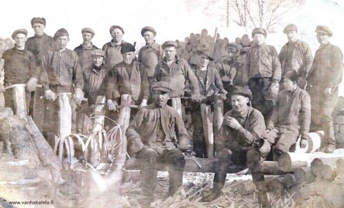 Pöllin parkkuu
Ensimmäisenä vas. Pauli Junkkila, takana 4 vas. Anselmi Peuraharju, keskellä 6 vas. Pentti (Kalle?) Tuomaala, 7. vas. Tauno Asujamaa? Oikealla vähän taaempana istumassa Lauri Jääskä? Äärimmäisenä oikealla takana Arvid (Arvi) Näätinki.
Muut miehet tunnistamatta vielä. Jos kuvassa on tuttuja, lähettäisitkö viestin Vanhan Kälviän sähköpostiin. Kiitos avustasi!
Keywords: Junkkila Peuraharju Tuomaala Asujamaa Jääskä Näätinki