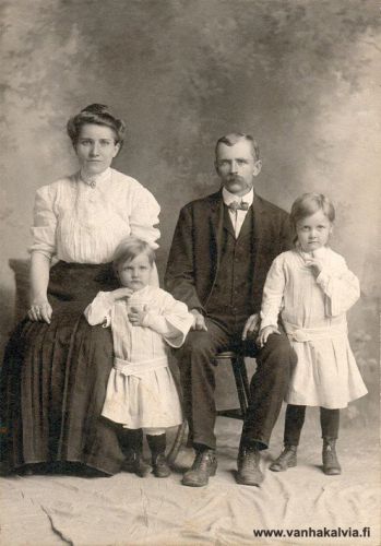 Rosa Maria Peitso perheineen
Kuvassa Rosa Peitso (s. 1879, Peitso 24), miehensä Erik (Tapio) Hermanson sekä lapset Lillian (s. 1903) ja Helen (s. 1906). Kolmas tytär Dora syntyi 1908. Perheen sukunimi oli aluksi Tapio, myöhemmin Hermanson. Erik Tapio Hermanson oli kotoisin Säkkijärveltä. Perheen asuinpaikka oli New York.
Keywords: Peitso Tapio Hermanson Säkkijärvi NewYork USA