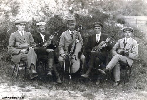 Pelimannit
Vasemmalla veljekset Vilho (s. 1900) ja  Eemil Tikkanen (s. 1886) (Tikkanen 25). Keskellä opettaja Malmivaara Välikylästä, hänen vieressään Janne Huhta ja oikealla Kontra Rimpilä.


Keywords: Tikkanen Malmivaara Huhta Rimpilä 